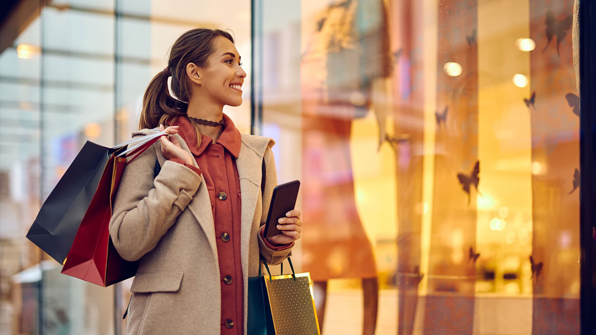 Ragazza con buste piene che fa shopping