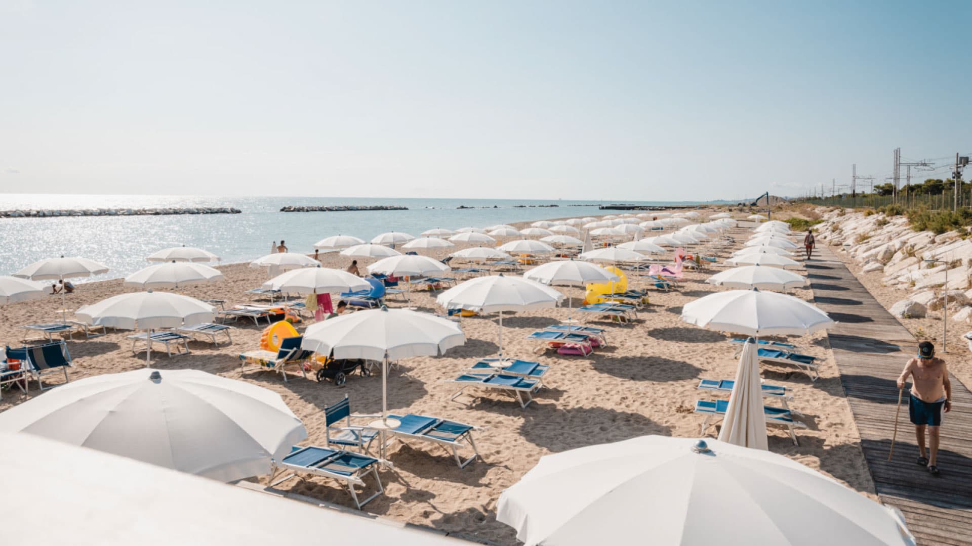 Spiaggia con ombrelloni e mare di Potenza Picena